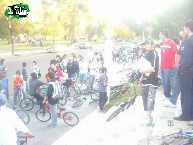 ahi estan los bikers sanjuaninos la verdad hermosa tarde hisieron en la plaza!