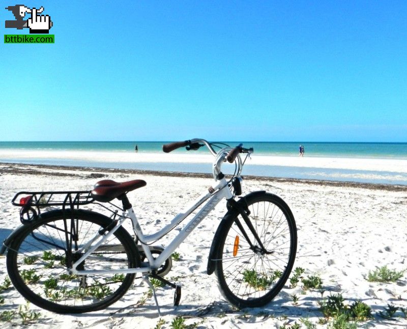en bicicleta por la playa de arena