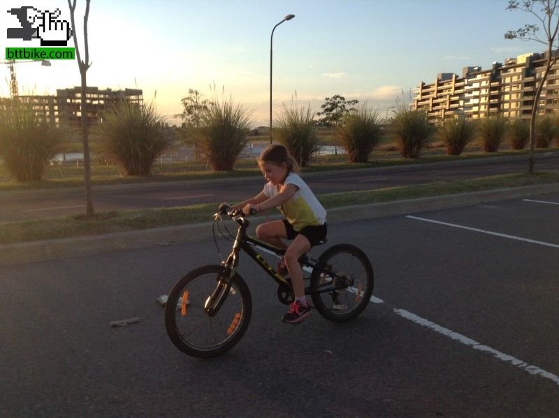 Enseñando a andar en bici a mi nena